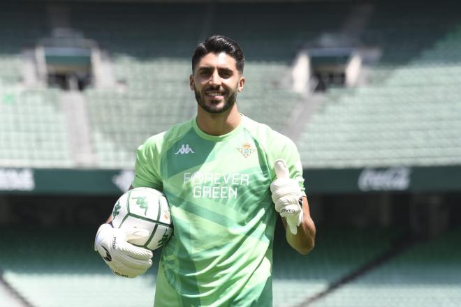 Rui Silva, en su presentación con el Real Betis.(Foto: Kiko Hurtado).