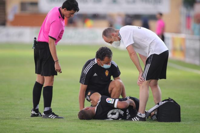 Carbonell, lesionado tras recibir una dura entrada de un jugador del Calahorra (Foto: Dani Marzo).