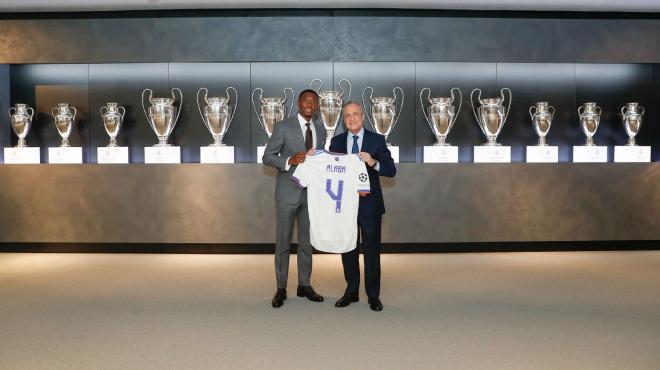Alaba posa junto a Florentino Pérez y el dorsal 4 del Real Madrid (Foto: RMCF).