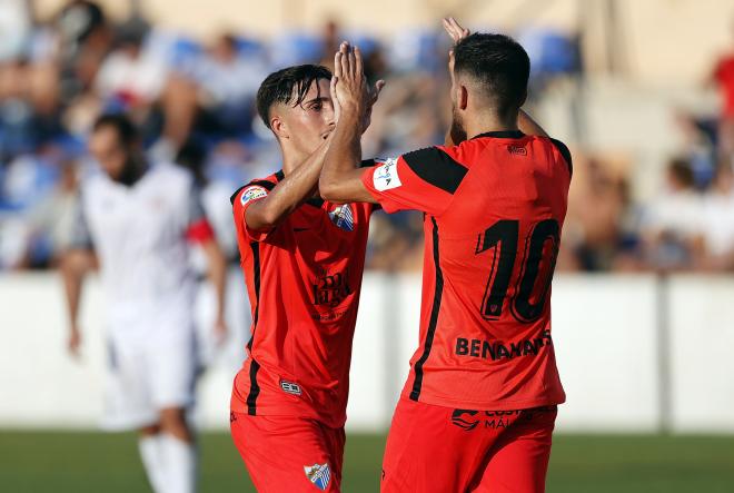 Larrubia y Jairo celebran el gol del segundo ante el Vélez (Foto: Málaga CF).