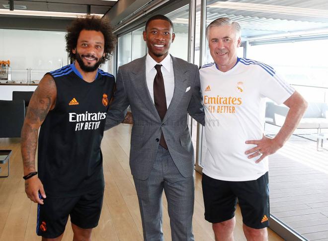 David Alaba posa con Marcelo y Ancelotti (Foto: Real Madrid).