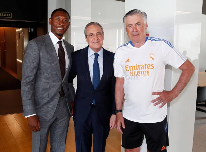 David Alaba posa con Florentino Pérez y Ancelotti (Foto: Real Madrid).