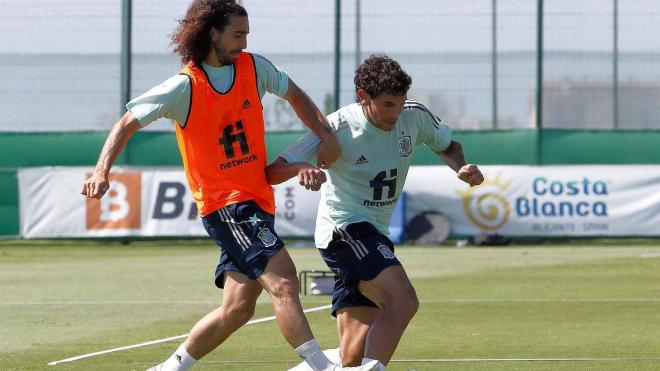 Cucurella y Jesús Vallejo disputan un balón en un entrenamiento.