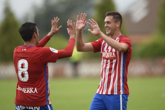 Jordi Pola celebra con Pedro Díaz su gol en el Sporting-Gijón Industrial (Foto: Real Sporting).