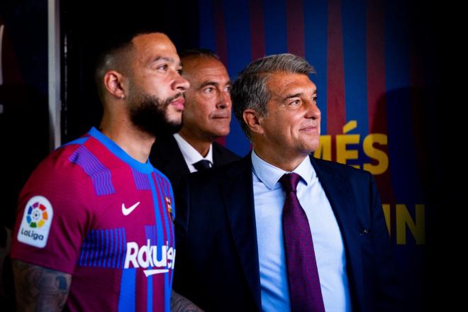 Laporta posa junto a Memphis Depay en su presentación con el Barça (Foto: FCB).