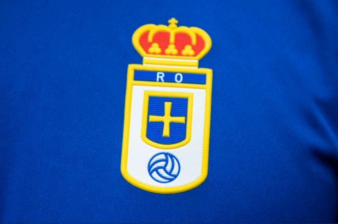 Escudo del Real Oviedo de la primera camiseta de la 21/22 (Foto: RO).