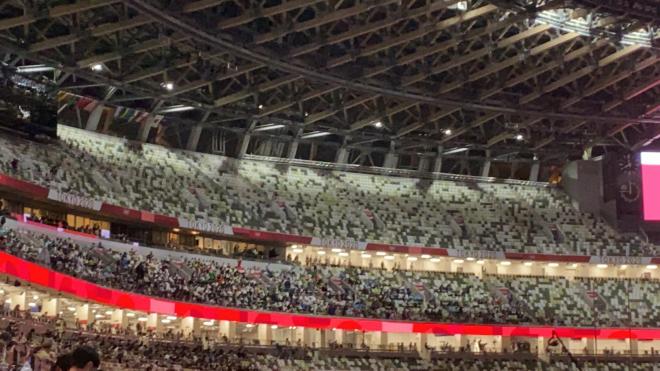 Grada del estadio olímpico durante la ceremonia inaugural de Tokio 2020 (Foto: Álvaro Ramírez).