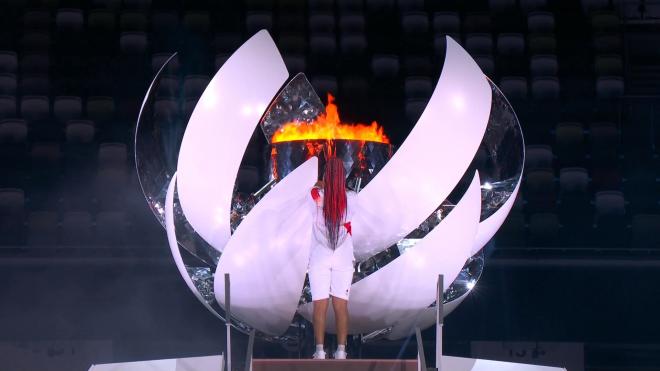 Naomi Osaka encendiendo el pebetero olímpico en la ceremonia inaugural de los Juegos de Tokio 2020.