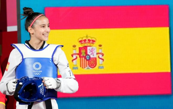 Adriana Cerezo posa delante de la bandera de España.