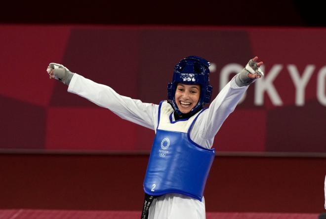 Adriana Cerezo celebra su victoria en la semifinales de taekwondo en Tokio 2020 (Foto: COE).
