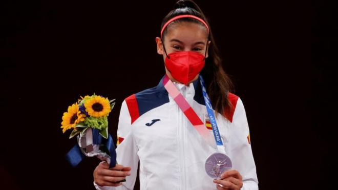 Adriana Cerezo posa con su medalla de plata en los Juegos Olímpicos de Tokio 2020.