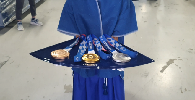 La organización muestra las medallas para Tokio2020