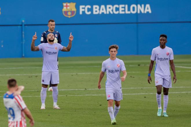 Depay celebra su primer gol con el Barcelona (FOTO: EFE).