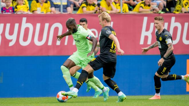 Iñaki Williams regatea ante el Borussia Dortmund (Foto: Athletic Club).