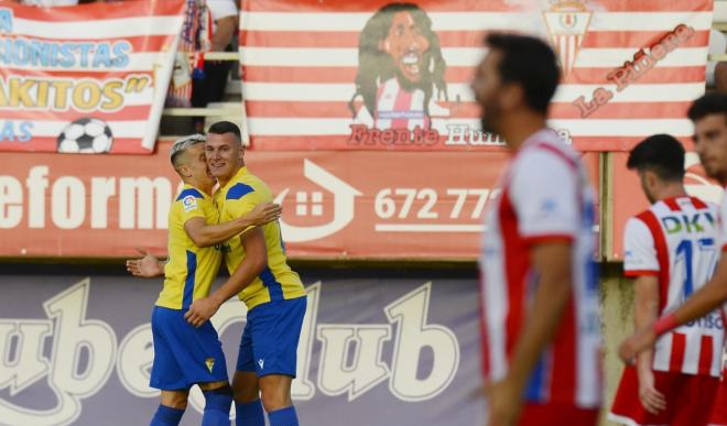 Osmajic celebra su gol ante el Algeciras junto a Salvi (Foto: Cádiz CF).