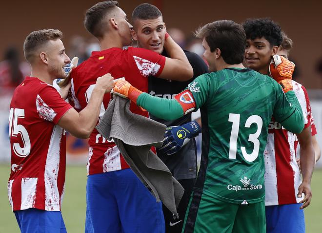 Grbic es felicitado por sus compañeros tras el Atlético de Madrid-Numancia (Foto: ATM).