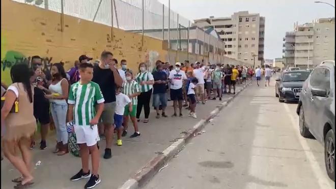 Largas colas de los aficionados del Betis en La Línea (Foto: ElDesmarque).