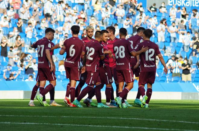 Los jugadores de la Real celebran el gol de Januzaj en la primera mitad (Foto: Giovanni Batista).
