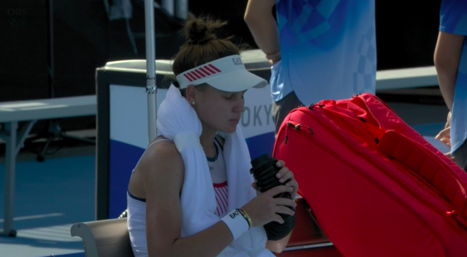 Kudermetova, la rival de Garbiñe, se coloca el tubo de aire frío en la cara durante su partido.