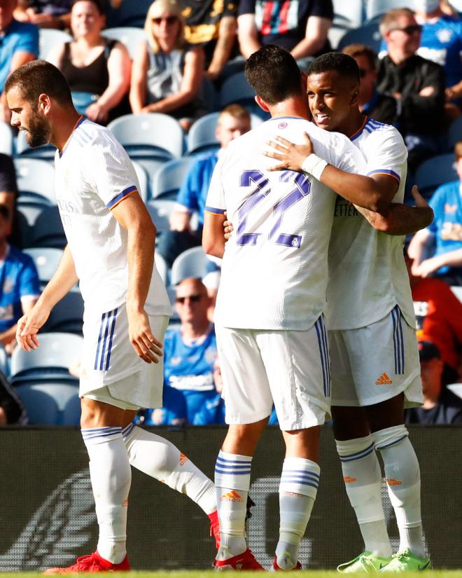 Isco y Nacho Fernández felicitan a Rodrygo en el amistoso entre el Real Madrid y el Rangers (Foto: