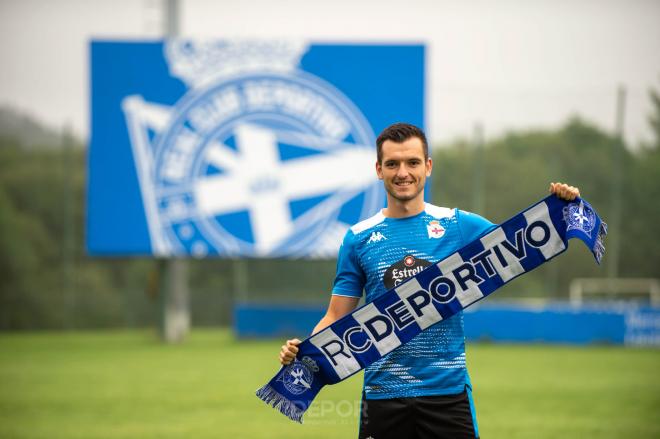 Adrián Lapeña durante su presentación en Abegondo (Foto: RCD).