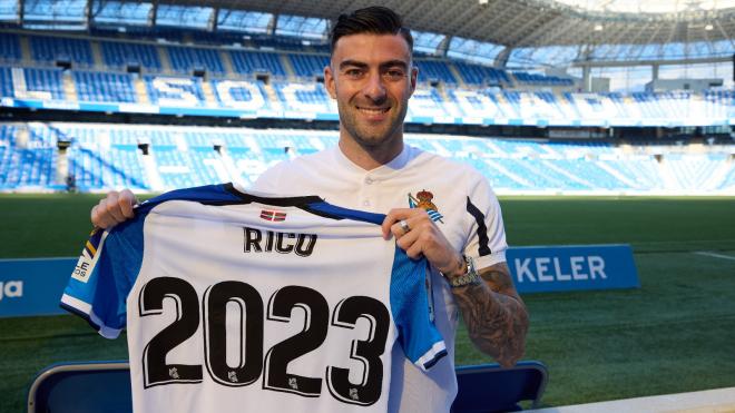 Diego Rico posa con la camiseta de la Real Sociedad (Foto: RS).