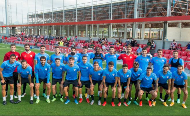 Los jugadores del Athletic posan en Lezama con la presencia de público más de un año después (F