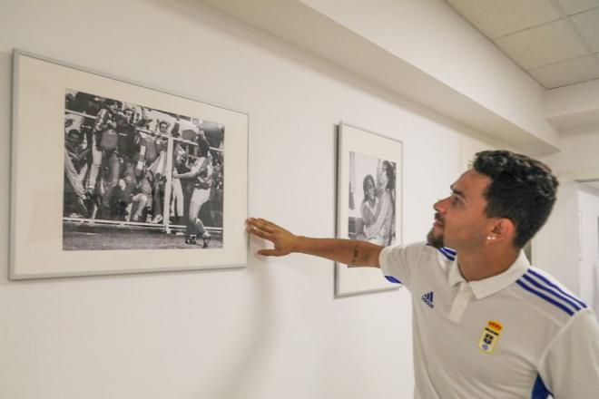 Matheus observa una foto de Carlos en su presentación con el Oviedo (Foto: RO)