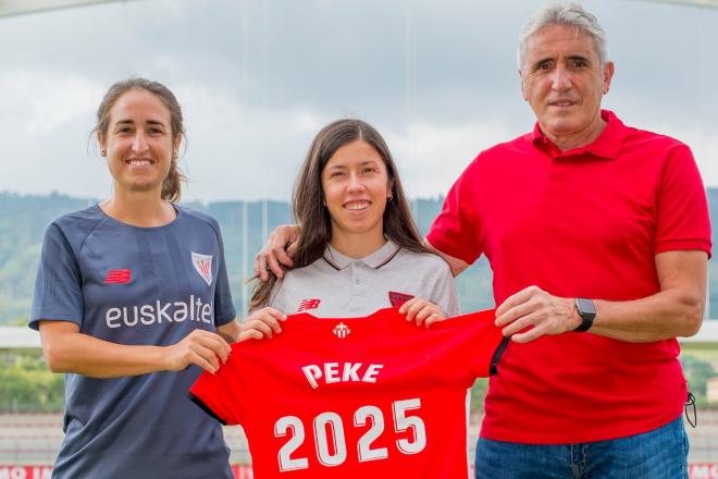 Iraia Iturregi y Joseba Agirre reciben en Lezama a la recién fichada 'Peke' (Foto: Athletic Club).
