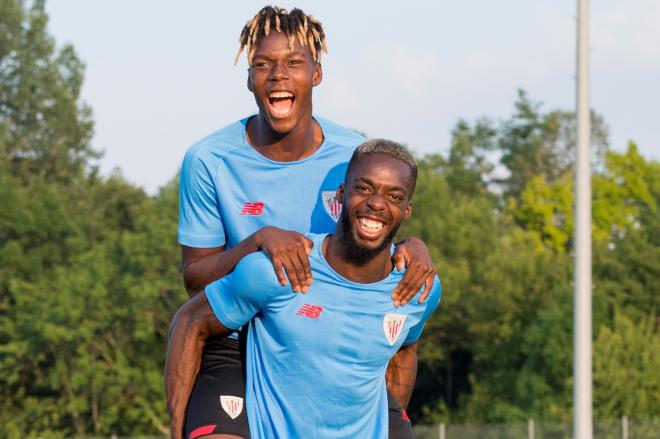 Iñaki Williams aúpa a su hermano pequeño Nico (Foto: Athletic Club).