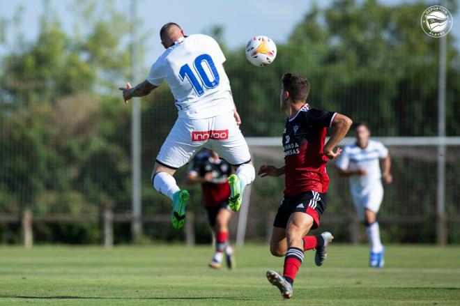 Guidetti remata de cabeza (Foto: D. Alavés).