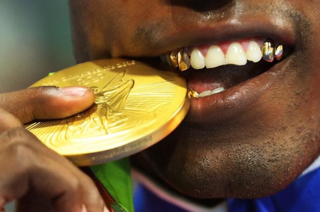 Julio la Cruz mordiendo la medalla de oro lograda en Río 2016 (Foto: Cordon Press).