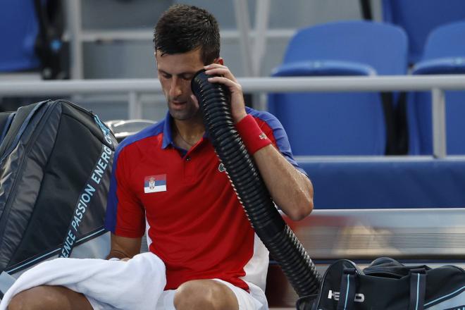 Djokovic, intentando refrescarse (Foto: Cordon Press).