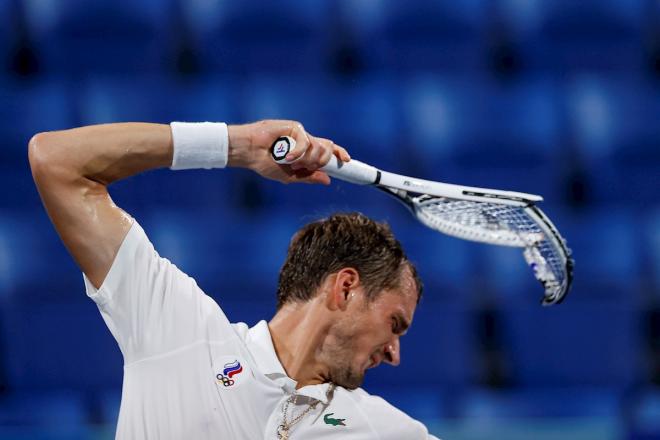 Daniil Medvedev golpea la raqueta enfadado contra el suelo (Foto: EFE).