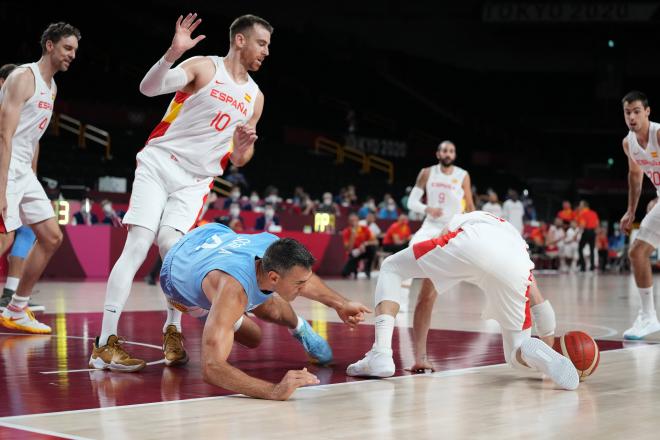 Pugna por un balón en el España-Argenina (Foto: CordonPress).