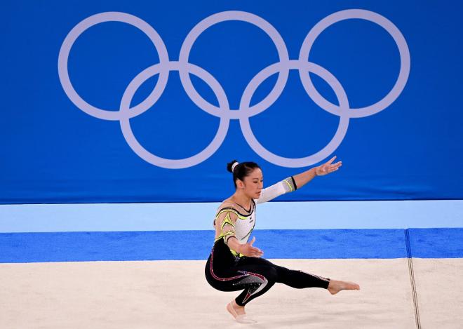 Kim Bui durante su ejercicio de suelo en la final de gimnasia en Tokio 2020.
