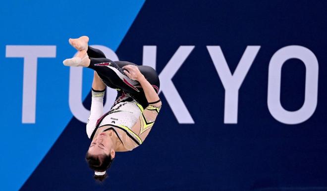 La alemana Kim Bui compite con mallas en la final de gimnasia de Tokio 2020.