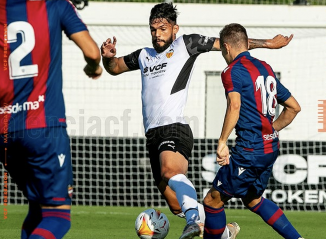 Omar Alderete, ante el Levante. (Foto: Valencia CF)