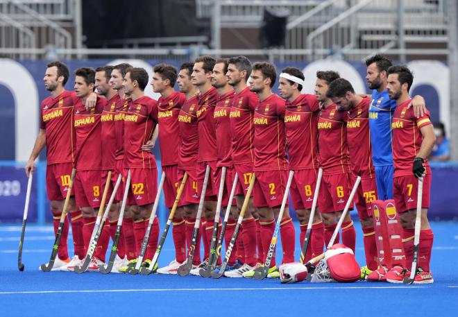 Selección masculina de hockey hierba mientras suena el himno de España (Foto: RFEH).