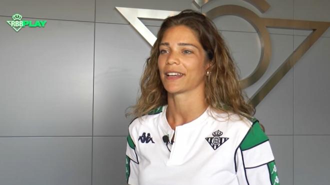Stefanie da Eira durante su presentación como nueva jugadora del Betis Féminas. (Foto: RBB)