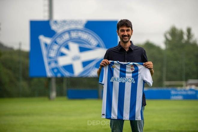 Miguel Llorente posa como nuevo entrenador del Dépor Abanca (Foto: RCD).
