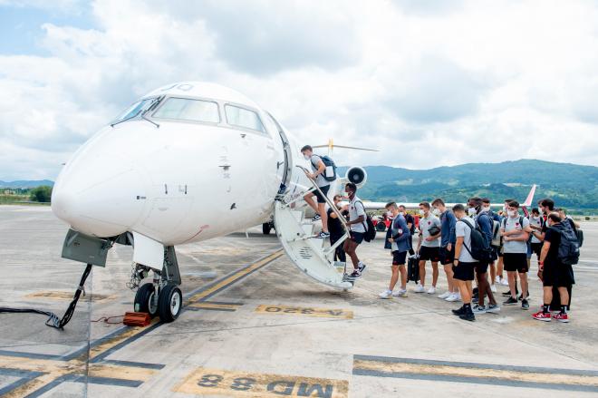Los jugadores rojiblancos cogen el avión para un desplazamiento (Foto: Athletic Club).
