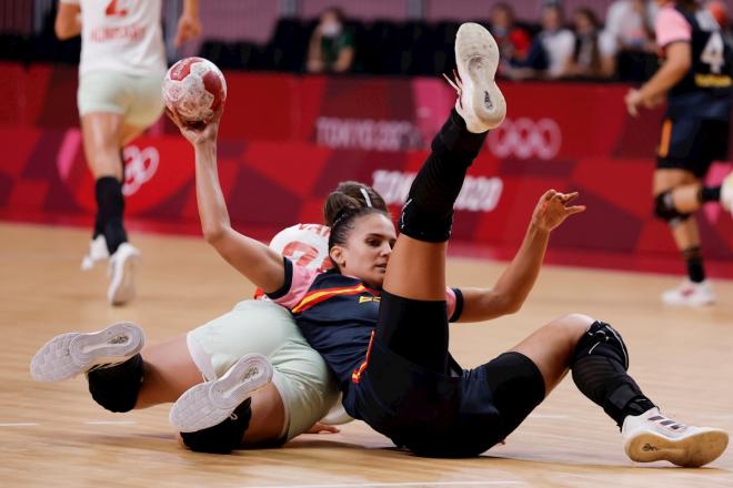 Alicia Fernández intenta disparar desde el suelo en el partido de las Guerreras ante Hungría (Fot
