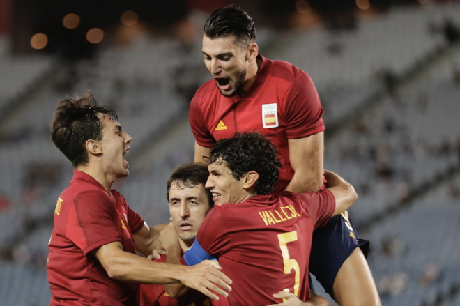 Rafa Mir celebra con sus compañeros un gol. (Foto: Sefutbol)
