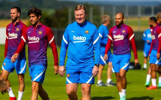 Ronald Koeman dirige el entrenamiento del Barcelona (Foto: FCB).