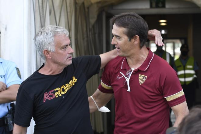 Jose Mourinho y Lopetegui se saludan en el Sevilla - Roma. (Foto: Kiko Hurtado).