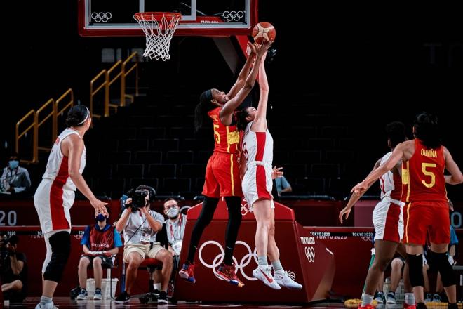 Astou Ndour gana un rebota durante el partido ante Canadá.