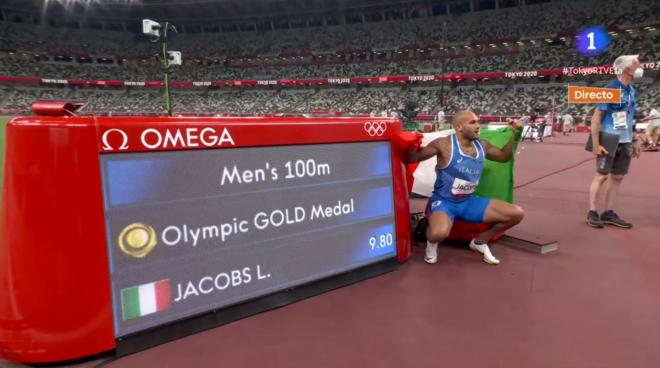 El italiano Jacobs celebra su oro en los 100 metros lisos masculinos.