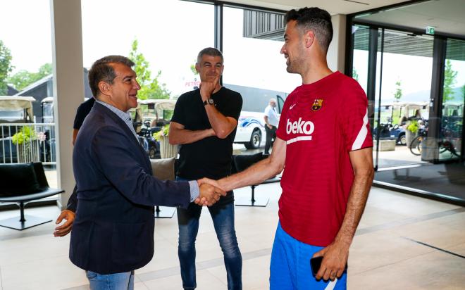Joan Laporta saluda a Busquets en la concentración del Barcelona (Foto: FCB).