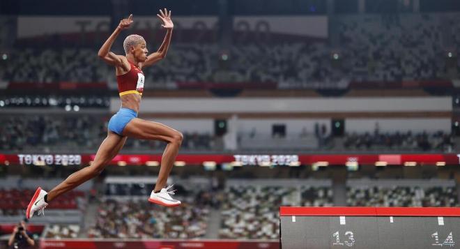 La espectacular Yulimar Rojas en su salto de récord mundial.